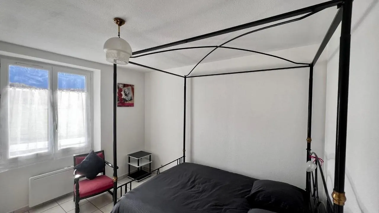 Superbe Appartement Aubessagne 0*,